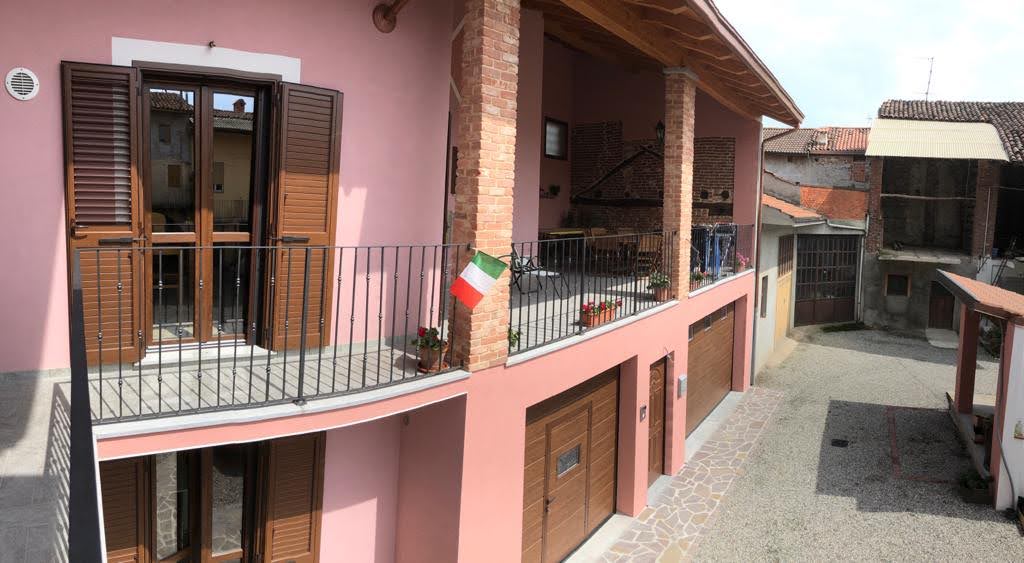 Abitazione ristrutturata con balcone e porticato